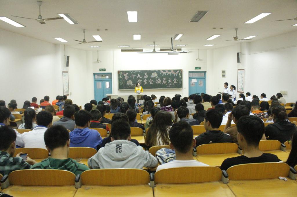 学生会换届大会现场