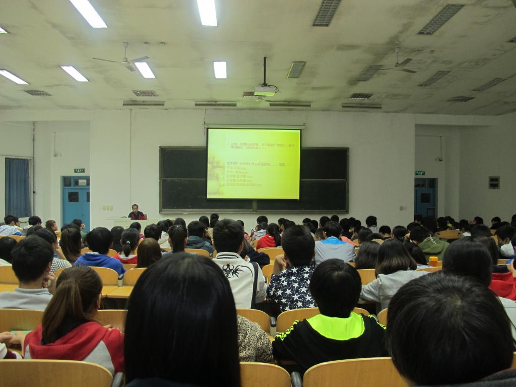 杨君成同学在作报告